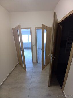 Pronájem novějšího bytu 2+kk s prostorným balkónem ve druhém