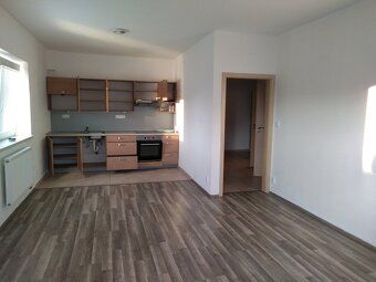 Pronájem novějšího bytu 2+kk s prostorným balkónem ve druhém