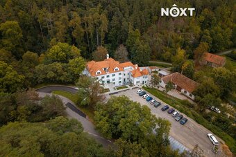 K pronájmu nabízíme vzdušný a klidný prostor s výhledem do p