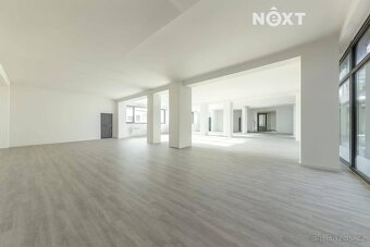 Nabízíme k pronájmu přízemní komerční prostor o výměře 263,8