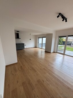 Nabízíme pronájem poloviny nadstandartního rodinného dvojdom