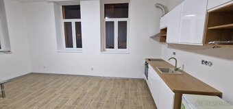 9000 Kč/měsíc + služby, elektřina na nájemníka. Vratná kauce