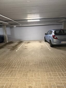 Cena bytu 6570000, cena za garážové stání 330000, cena celke
