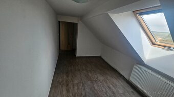 Nabízím k podnájmu podkrovní byt o velikosti 1+1kk 42m . Byt