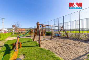 Nabízíme k prodeji rohový rodinný dům v obci Pouzdřany, situ