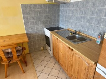 Nabízím k dlouhodobému pronájmu garsonku 28m2 s balkonem. By