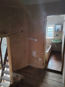 Dům je před celkovou rekonstrukcí, což nabízí ideální přílež