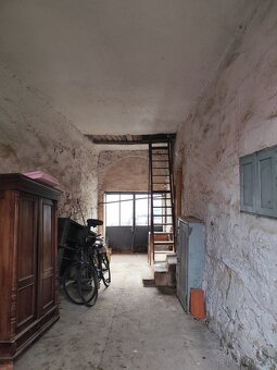 Dům je před celkovou rekonstrukcí, což nabízí ideální přílež