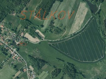 Předmětem prodeje je pozemek o výměře 1 609 m2 v malé obci S