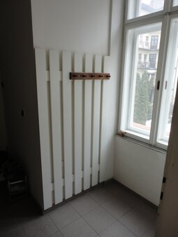 Nabízíme k pronájmu klidný, slunný byt 2+1 v centru, ulice V