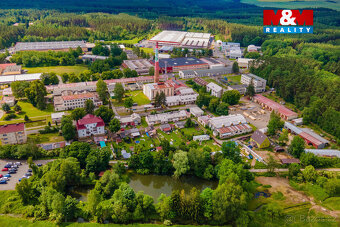 Nabízíme k prodeji prostornou zahradu o výměře 927 m², která