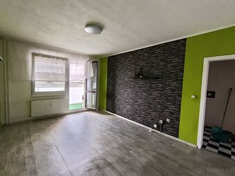 Nabízím k dlouhodobému pronájmu byt 3+1 z proskleným balkone