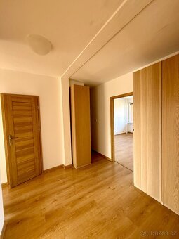 Nabízíme k pronájmu slunný byt o dispozici 3+1 a výměře 71 m