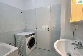 + poplatky 4 000,- /1 osoba + kauce + provize RK, Exkluzivně
