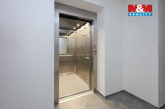 Nabízím k prodeji apartmán 1+kk s terasou 9,74 m2, který pře