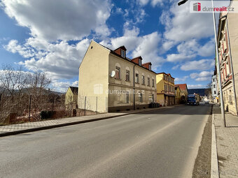 + Elektřina 700,- Kč, plyn 2000,- Kč, voda 500,- Kč, Interne