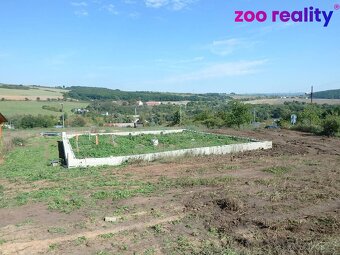 Nabízíme rovinatý a slunný pozemek o velikosti 646m2, který 