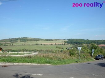 Nabízíme rovinatý a slunný pozemek o velikosti 646m2, který 