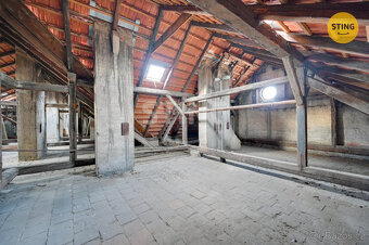 Nabízíme k prodeji dvoupodlažní cihlový dům v širším centru 