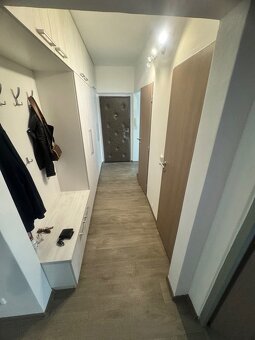Nabízím k prodeji byt 2+kk o podlahové ploše 55 m², se zaskl