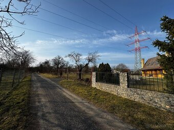 Slunný stavební pozemek 2 231 m² s možností výstavby domu 4+