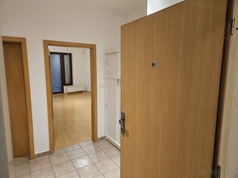Prodej bytu 2+kk s terasou, garážovým stáním a sklepem – Pra