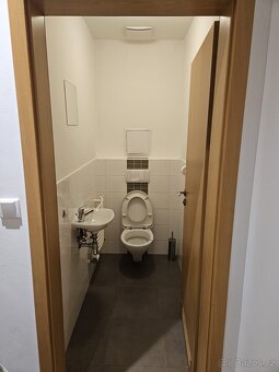 Prodej bytu 2+kk s terasou, garážovým stáním a sklepem – Pra