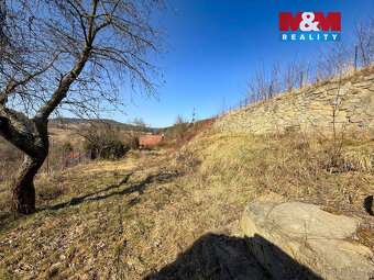 Nabízíme k prodeji pozemek o rozloze 1061 m² v malebné obci 