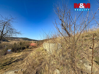 Nabízíme k prodeji pozemek o rozloze 1061 m² v malebné obci 