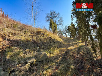 Nabízíme k prodeji pozemek o rozloze 1061 m² v malebné obci 