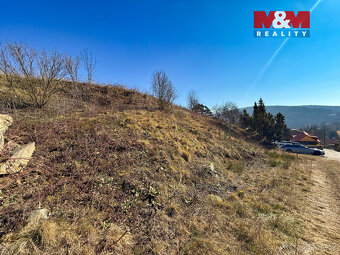 Nabízíme k prodeji pozemek o rozloze 1061 m² v malebné obci 