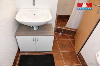 Nabízím k dlouhodobému pronájmu prostorný a světlý byt o dis