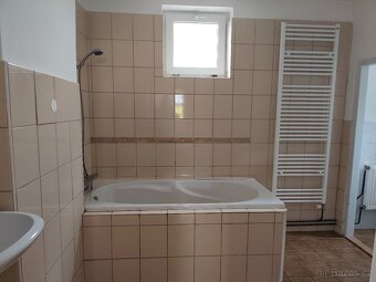 Rodinný dům se dvěma samostatnými bytovými jednotkami v klid