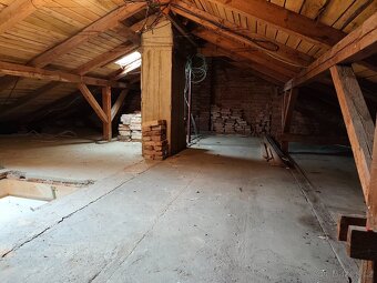 Rodinný dům se dvěma samostatnými bytovými jednotkami v klid