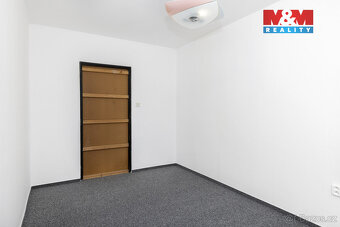 Nabízíme k pronájmu prostorný a světlý byt 3+1 o užitné ploš