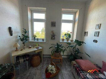 Nabízíme k prodeji prostorný třípodlažní dům s obchodními pr