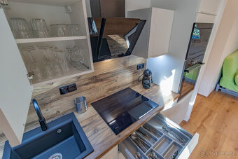 Prodej nového vybaveného apartmánu s vlastním parkovacím stá