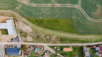 Exkluzivně nabízíme k prodeji zasíťovaný stavební pozemek o 
