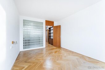 Světlý byt ve 4. nadzemním podlaží zděného domu v ulici Rusk
