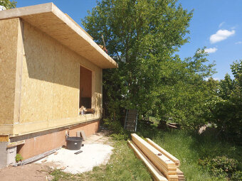 Tento dvoupatrový dům o rozměrech 6×6 m je ideální pro trval