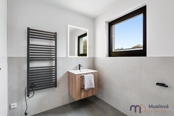 Ve výhradním zastoupení vám nabízím k prodeji moderní řadový