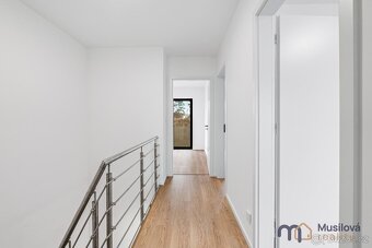 Ve výhradním zastoupení vám nabízím k prodeji moderní řadový