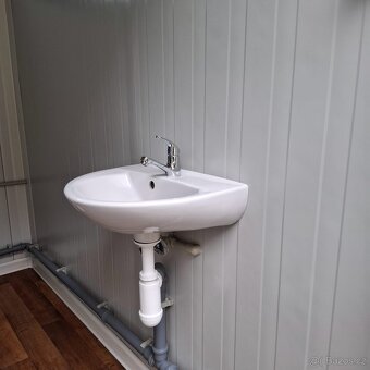 Nabízíme k prodeji sanitární kontejner o rozměru 2,4 x 2,4 m