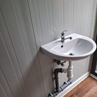Nabízíme k prodeji sanitární kontejner o rozměru 2,4 x 2,4 m