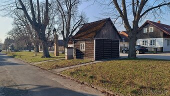 Prodáváme oplocený stavební pozemek s vlastním vjezdem a sch