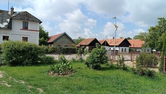 Prodáváme oplocený stavební pozemek s vlastním vjezdem a sch