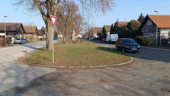 Prodáváme oplocený stavební pozemek s vlastním vjezdem a sch