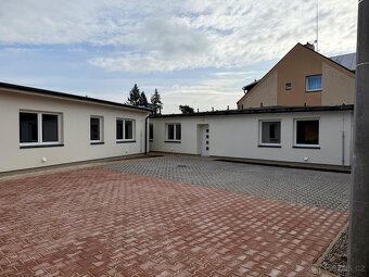Nabízíme k pronájmu moderní a útulný byt 1+kk, který spojuje