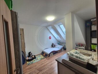 Nabízíme k prodeji prostorný byt 3+kk v menším bytovém domě 