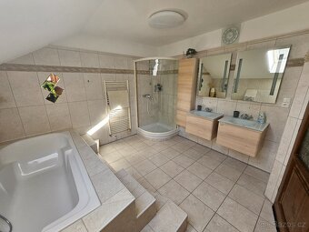 Nabízíme k prodeji prostorný rodinný dům 5+1 vhodný pro trva